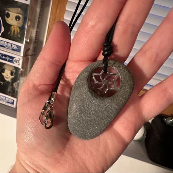 🛍️ Unique, hand-crafted, stone and leather necklace with snowflake charm setting - Picture 4 of 6